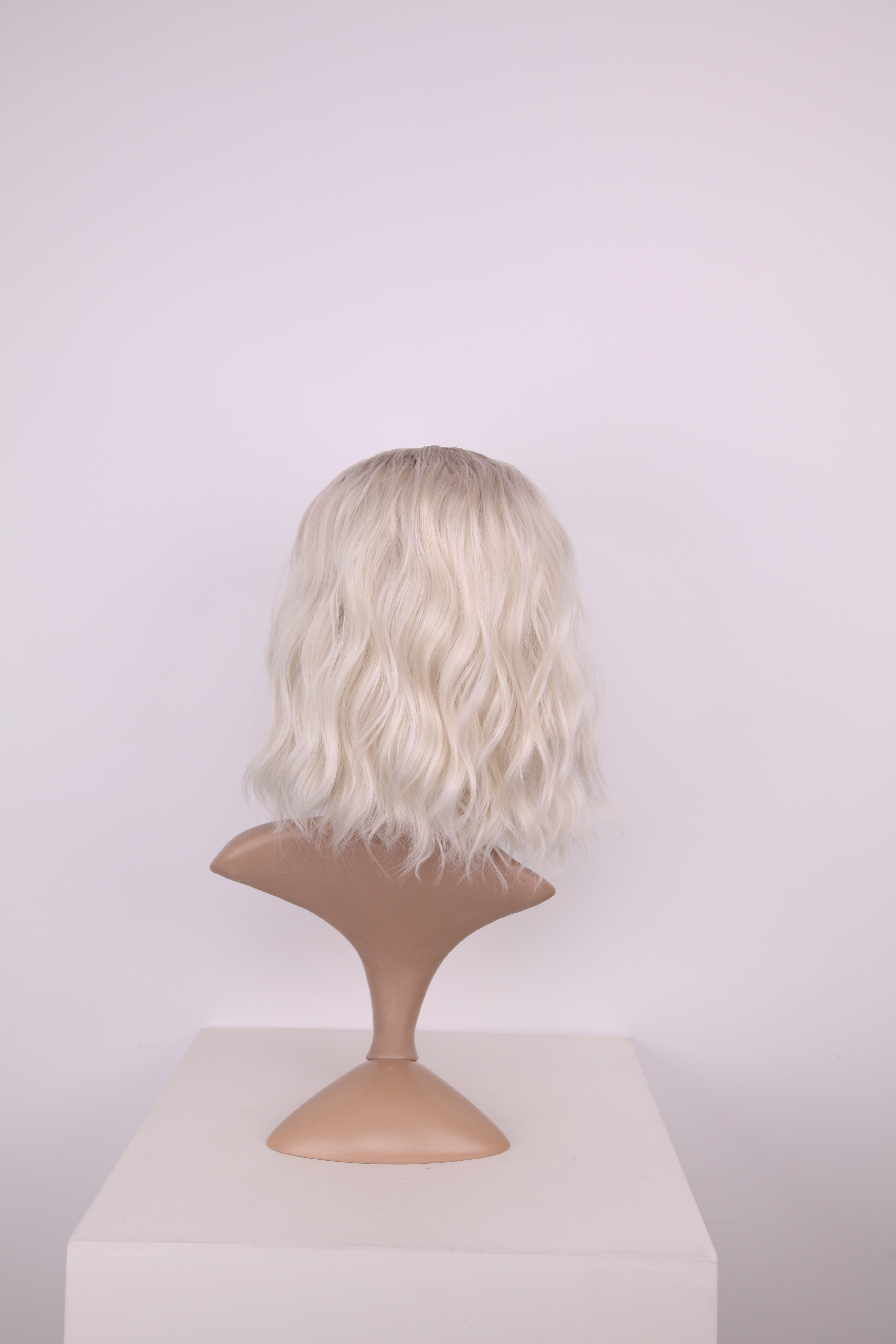 arda-wigs-classic-hati-per-cke-frost-blond-gewellt image 3