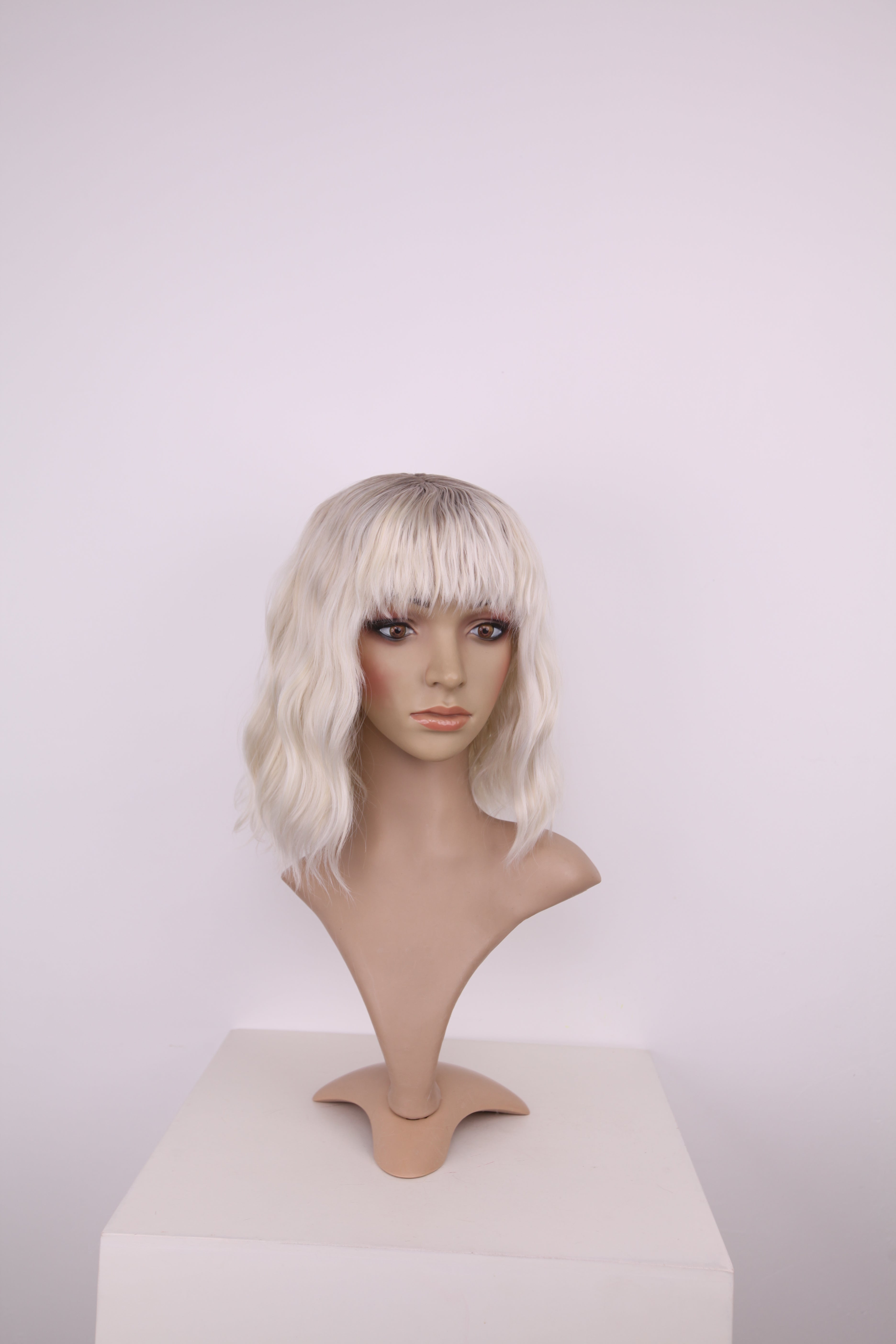 arda-wigs-classic-hati-per-cke-frost-blond-gewellt image 1